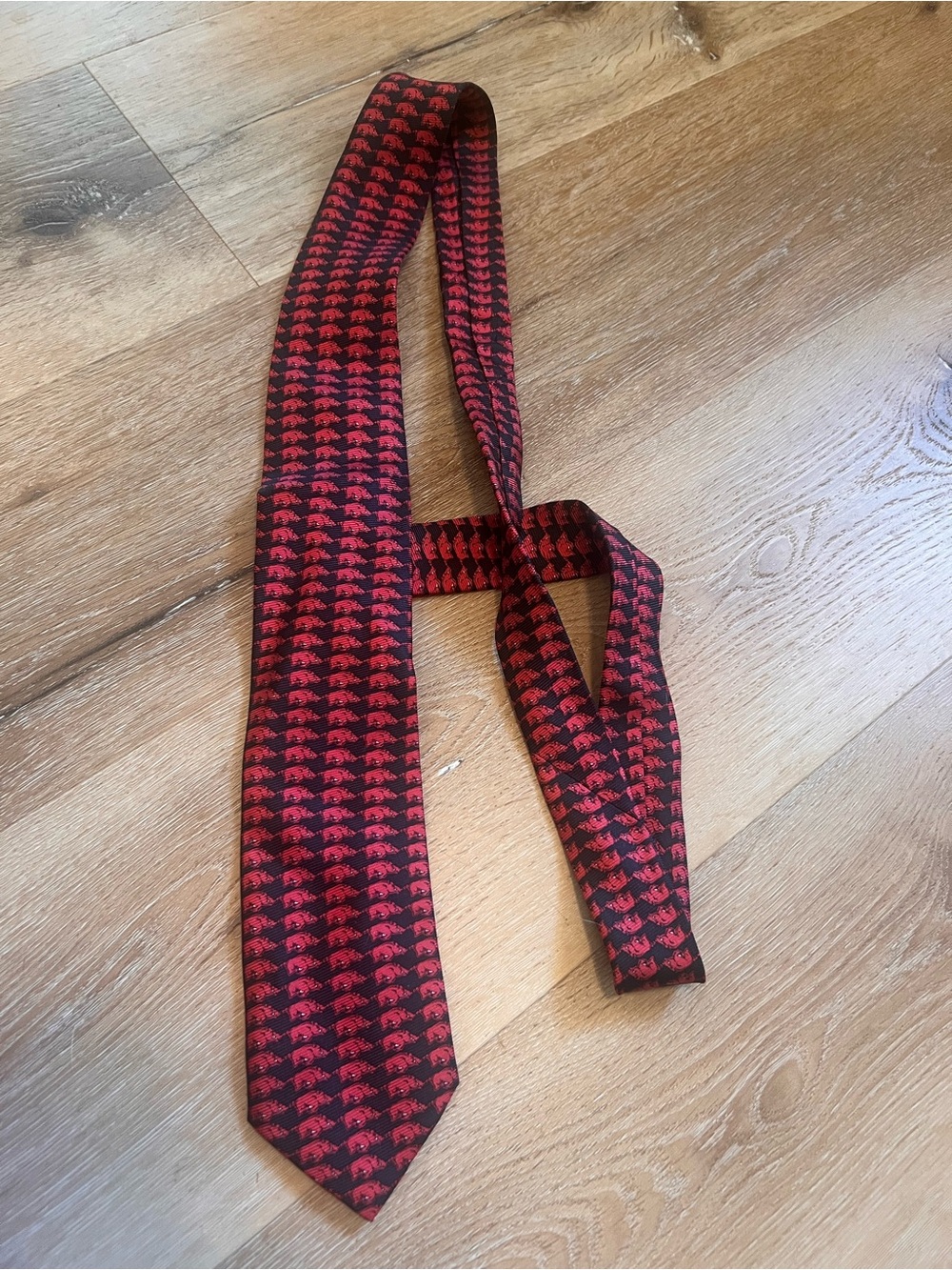 Vesi Neckwear Razorback Men's Red and Black Patterned Silk Tie